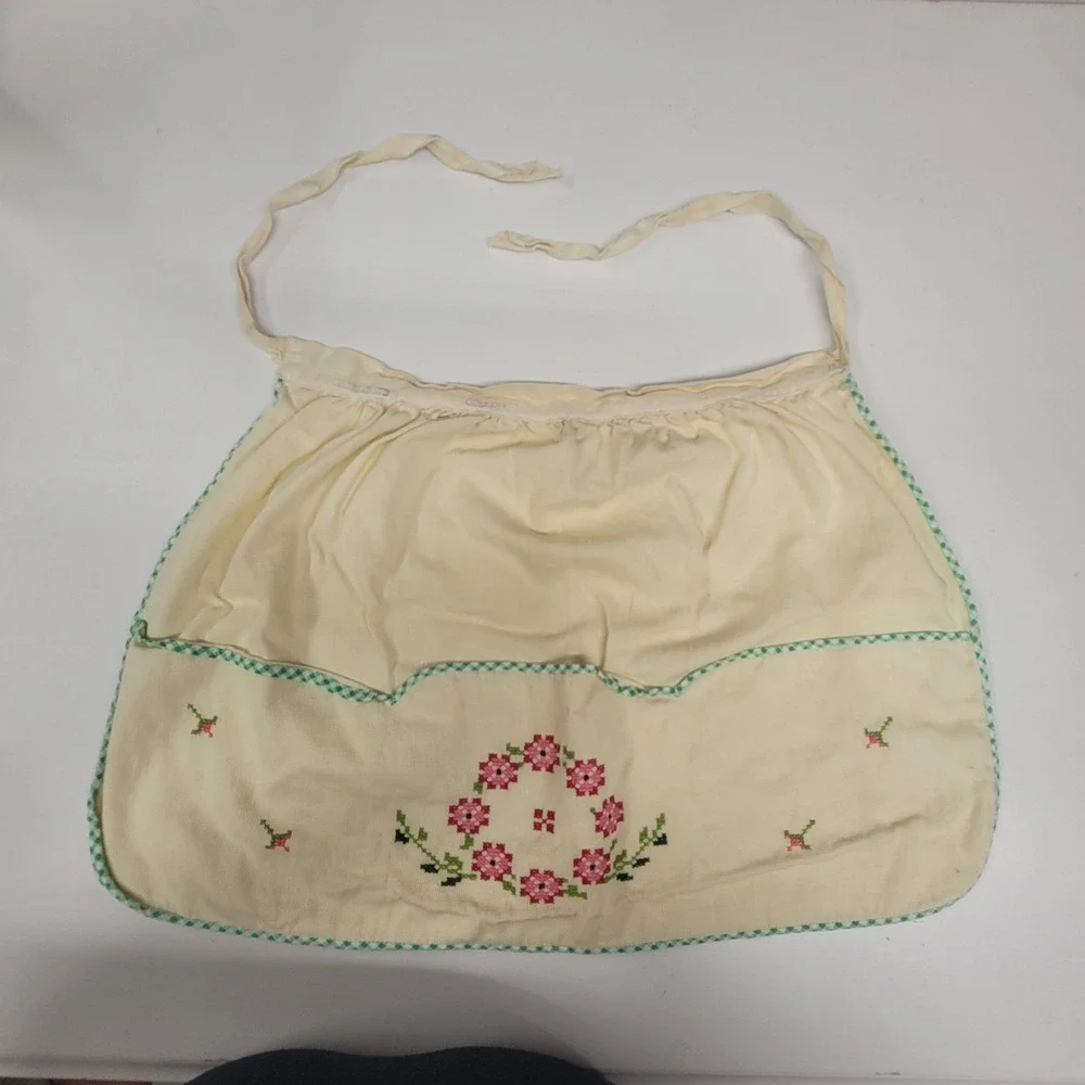 Vintage Handmade Apron Floral Embroidery Cottagecore Kitchen Decor‎